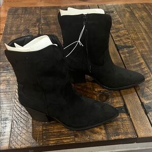 Women's Dallas Ankle Western Bootie with Memory Foam Insole - Universal
Thread